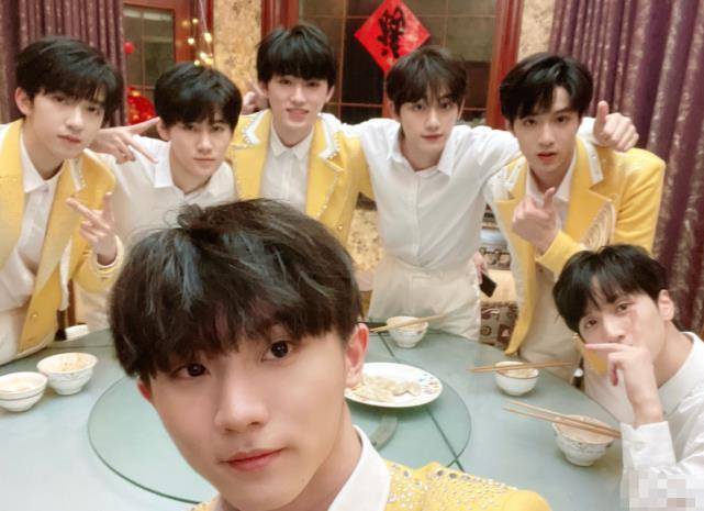 马嘉祺素颜照被疯传,卸掉浓妆失去滤镜,这才是18岁应该有的样子_时候