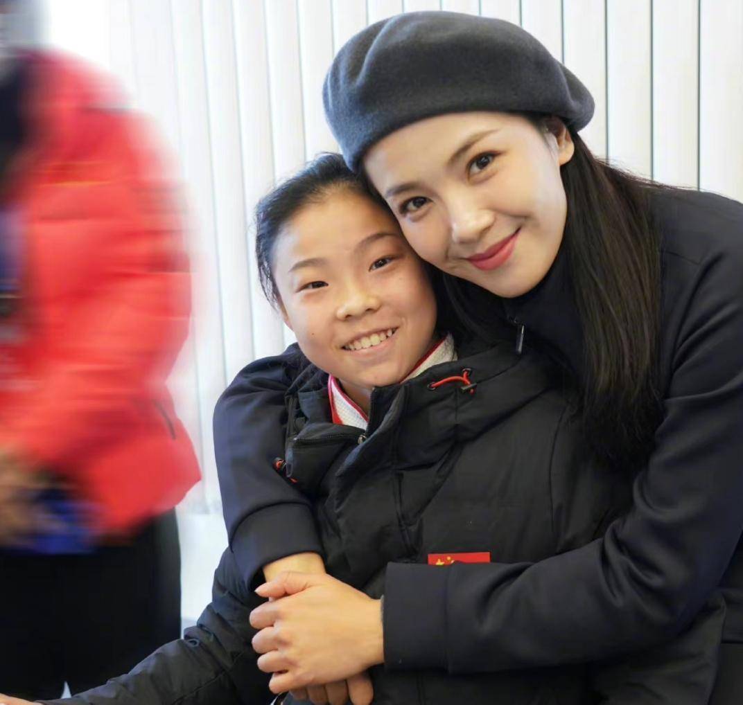 刘涛晒照为冬奥加油,和21岁杨倩同框一点不显老,合影里还有黄子韬