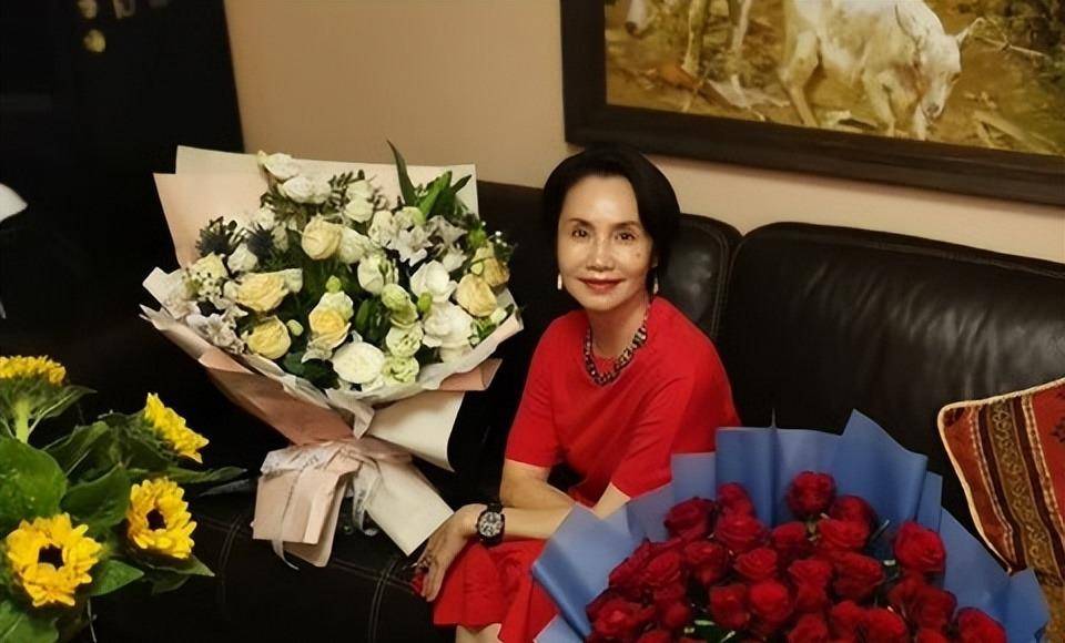 徐俐:二婚带娃嫁入名门,为电视工作29年,如今退休生活缤纷多彩_张天蔚