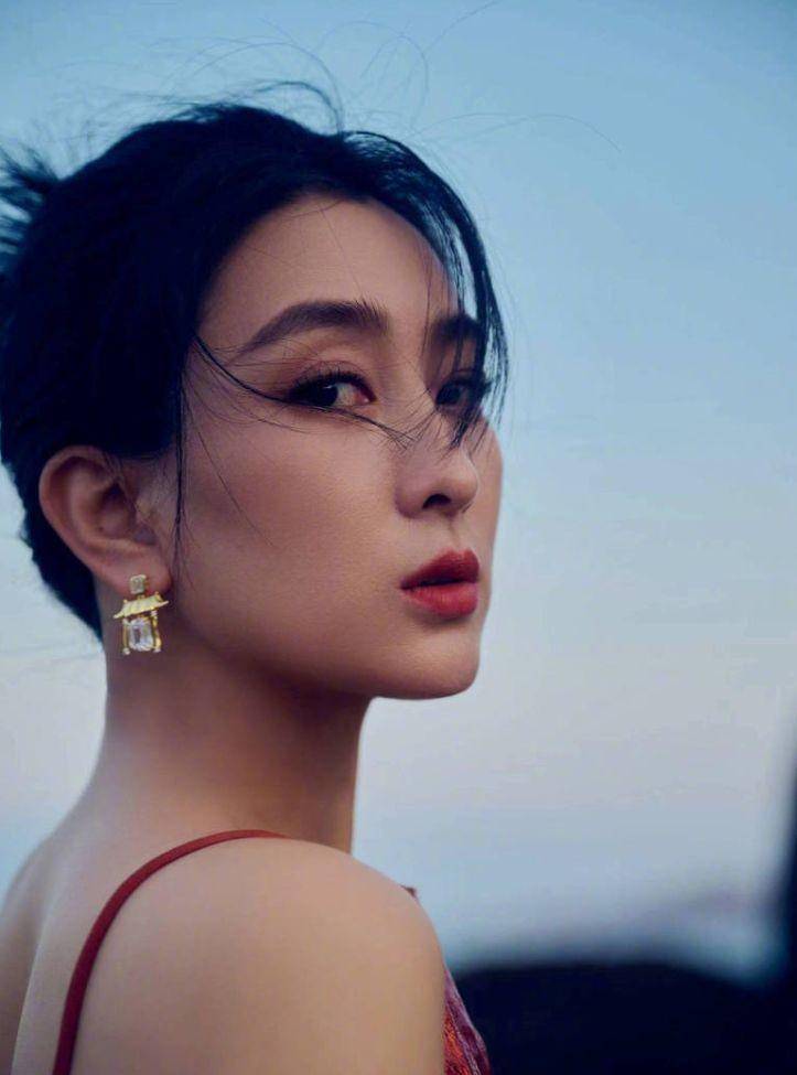 马苏穿红色时尚连衣裙 曲线婀娜大秀美腿妩媚动人_魅力_照片_气质