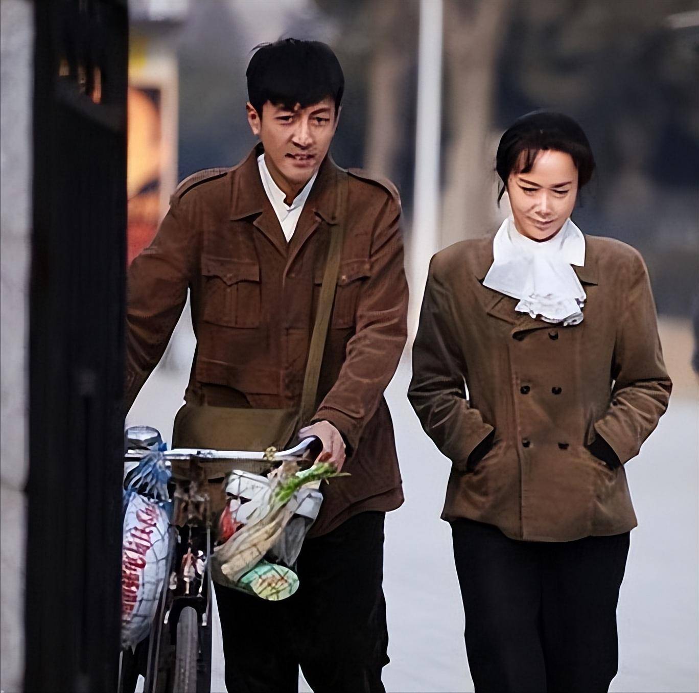 至于张鲁一,年纪虽比蒋雯丽小14岁,两个人对戏却很般配.