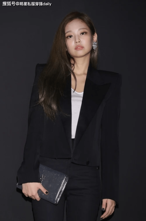 回顾blackpink jennie的小香风穿搭_黑色_造型_品牌