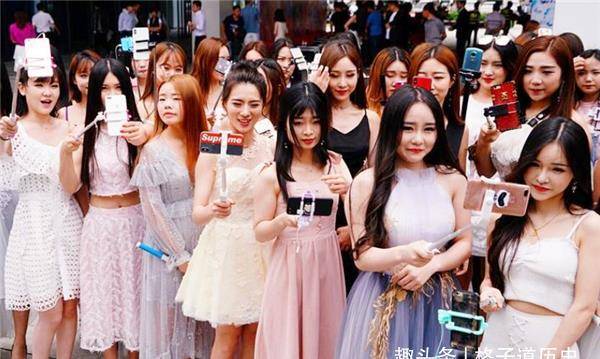 当年的拉面哥,走红后娶女粉丝,炒老板鱿鱼后另开面馆,现状如何_田波