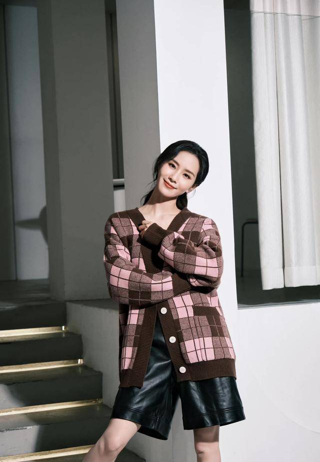 刘诗诗新照片瘦成纸片人与何蓝逗在《一念关山》剧组打闹嬉戏_马车