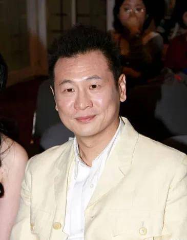 张世,1966年出生台省,祖籍四川省,他演的"色房东"很经典