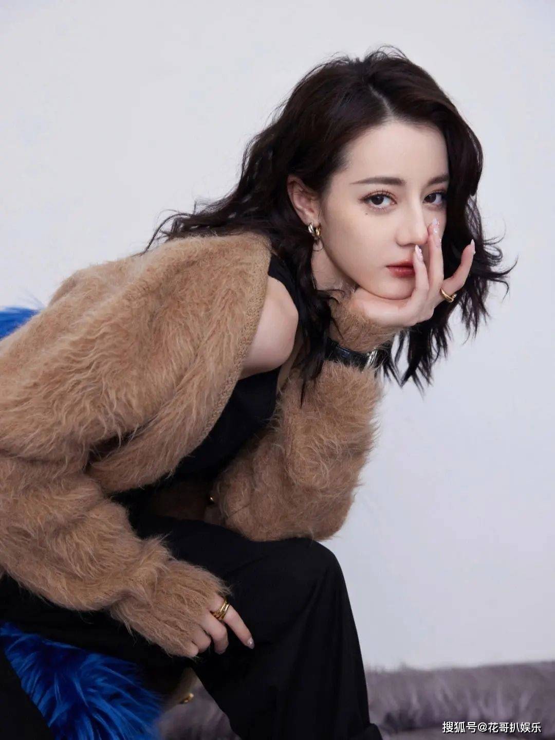 不过节目有赞扬的同时也有批评,尤其是在新一期中,迪丽热巴开车的时候