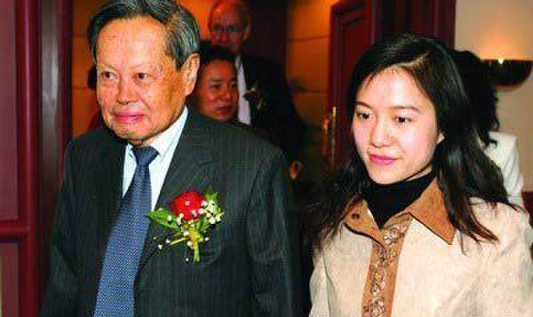 2004年,28岁翁帆嫁给了82岁杨振宁,翁帆的婚姻观不一般