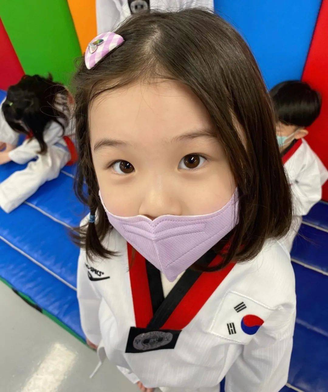 还记得这个表情包小女孩金雪吗?等比例长大啦!_时候_事情_妈妈