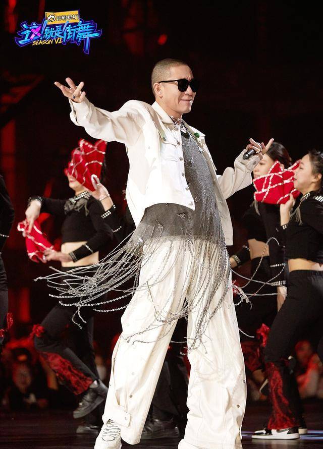 二人转一边唱《仙儿》,都给外国人朴宰范看迷茫了_二手玫瑰_摇滚_娱乐