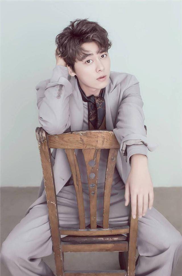 李易峰3个杂志封面来袭,34岁魅力十足,但和当年变化不小_西装裤_男士