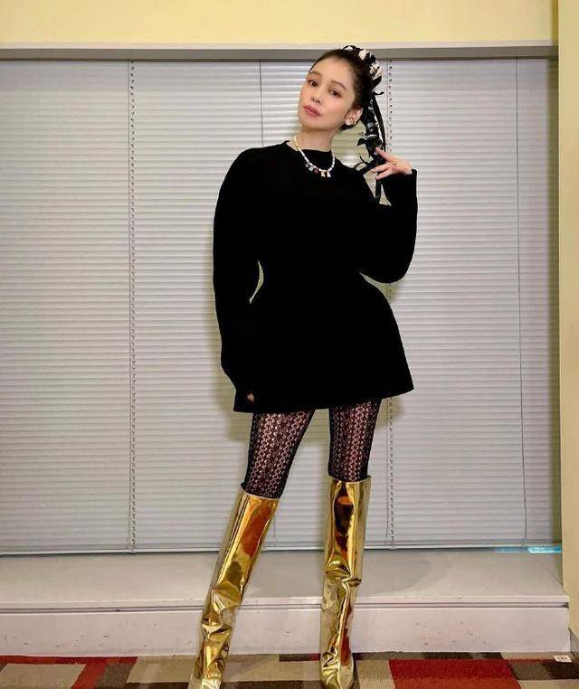 48岁徐若瑄登日本圣诞节目,脸色蜡黄暴瘦20斤,穿搭太古怪!