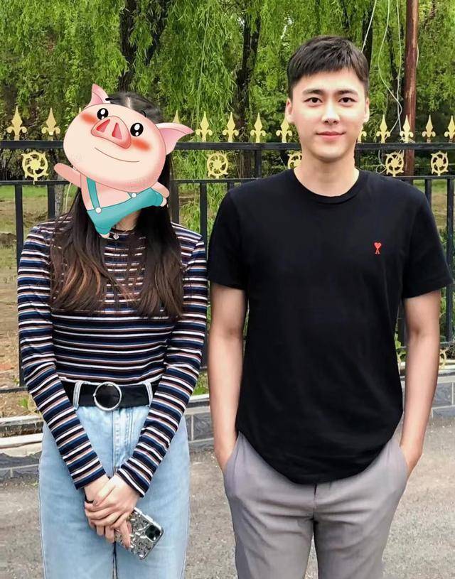 李易峰早年活动被拍,和178cm何穗同框,生图状态引发讨论_网友_身材