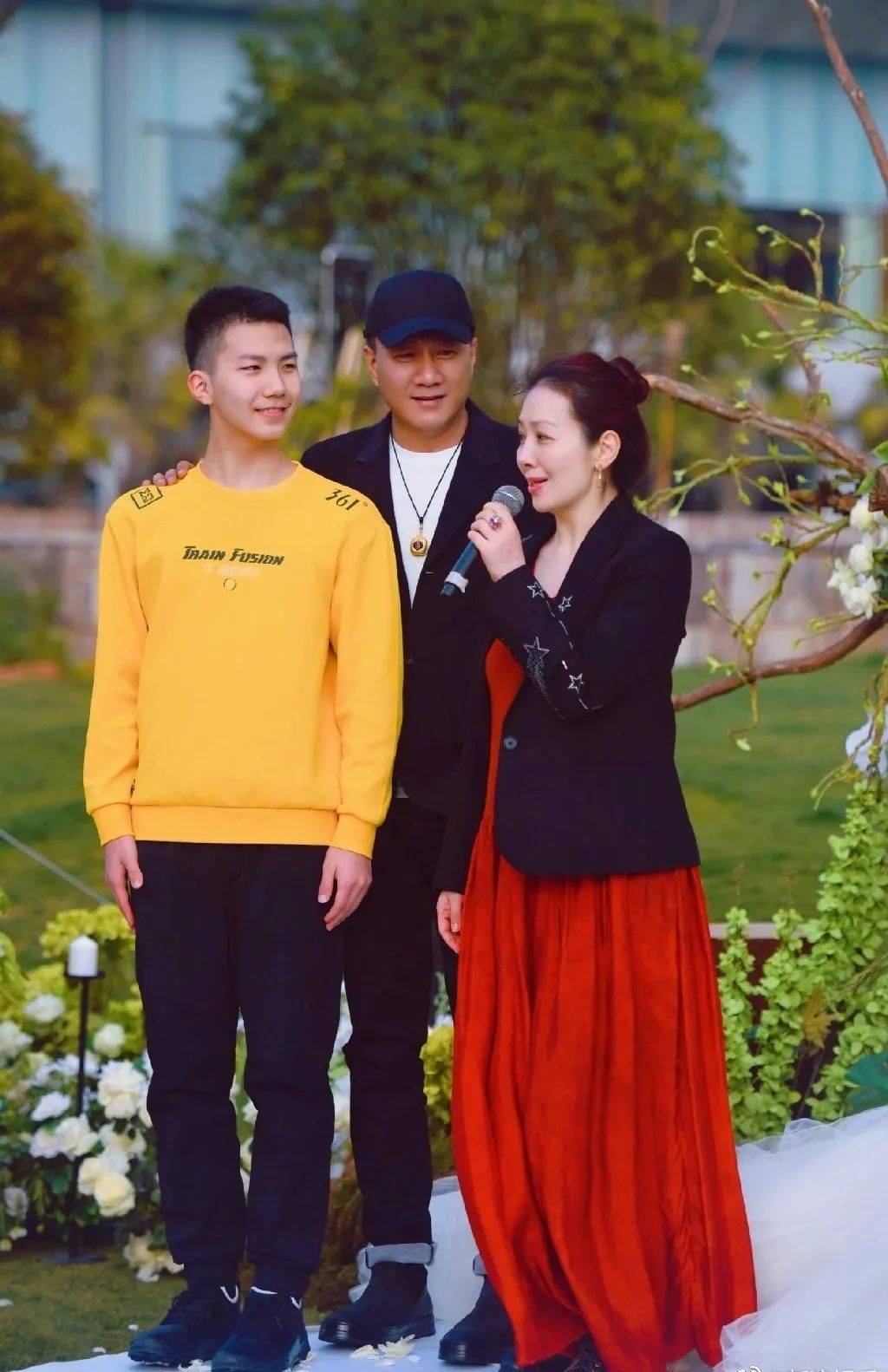 55岁「影坛硬汉」儿子收30万大礼与刘嘉玲上契_胡军_网友_梁朝伟