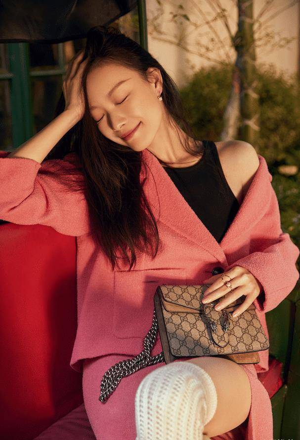 倪妮为gucci拍摄写真,大胆挑战粉色系套装,全身都是潮点_时尚_墨镜