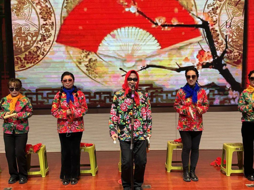 五年级组"三句半"表演满怀豪情领略浩荡的风,实现梦想拥抱天边彩虹.