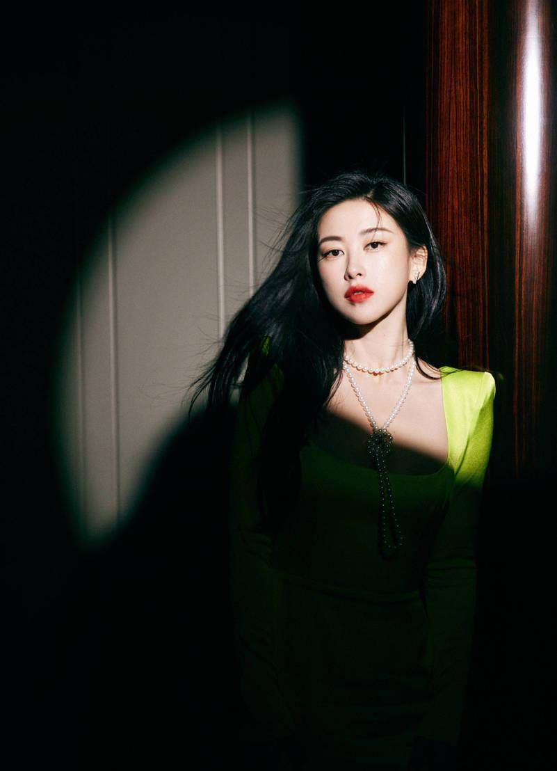 女星朱珠穿黄绿色修身长裙,肌肤白美透亮,曲线动人极具东方气质_照片