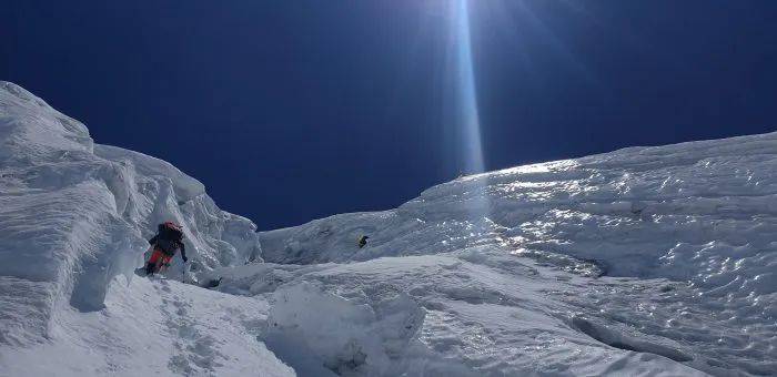 初心不老,三位六旬登山者開闢7318米kabru南峰新路線