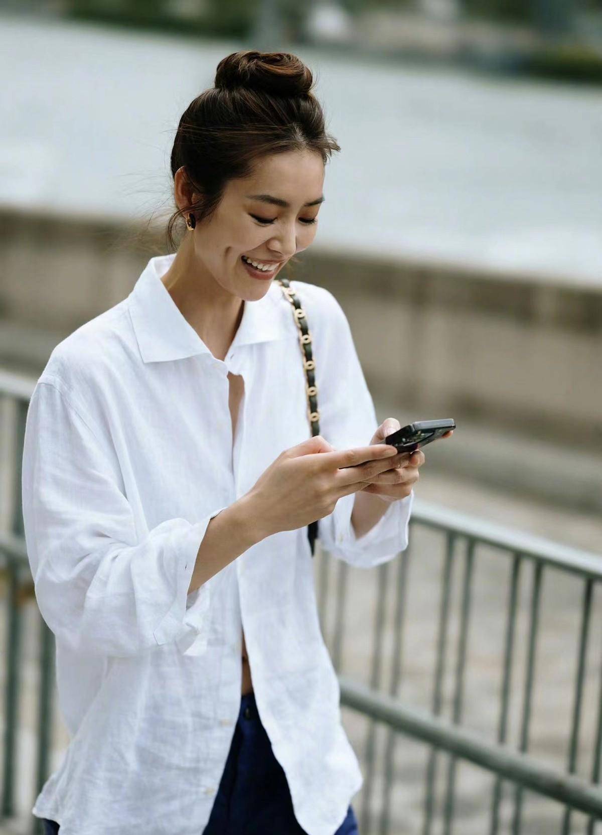 白色系扣衬衫,只有两颗纽扣,惊艳众人今天,我们就来看看刘雯的一些