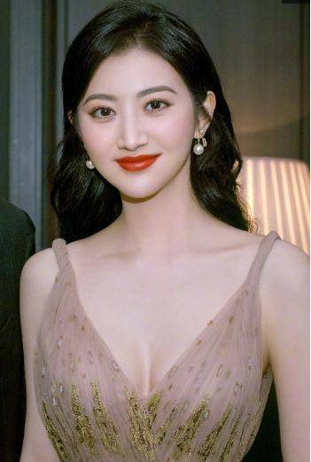 当然,其实景甜比之前更胖了,但这种胖却恰到好处,肥而不腻,让整体更加