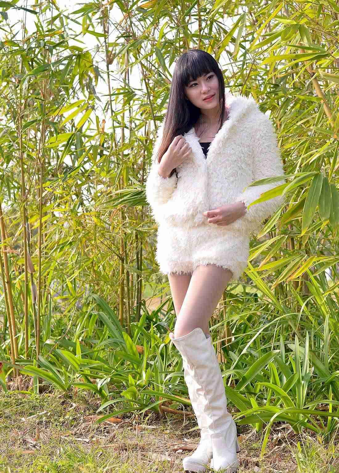 美女图集下搭同款的短裙与一双白色的高腰靴子时尚感剧增