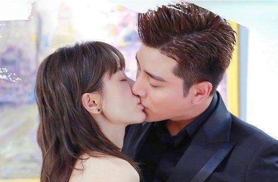 与贾乃亮在一起6年,却输给了一见钟情的李小璐,今32岁嫁入豪门!