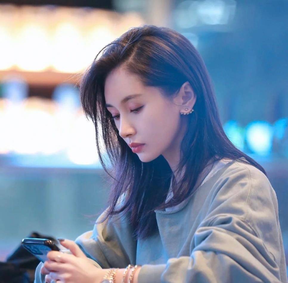 "小妖精"王子文:凭啥男友没断过?