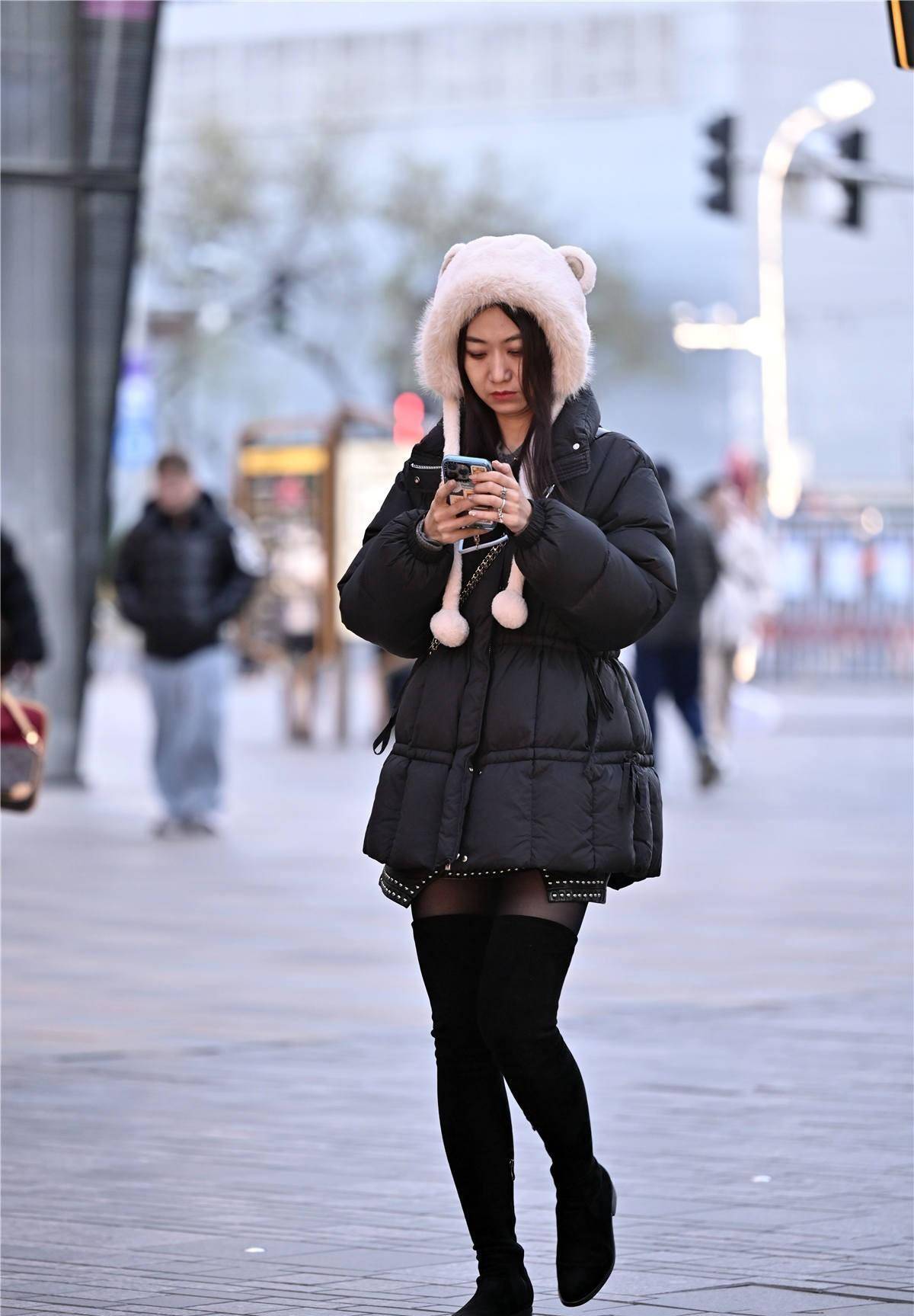 过膝靴搭配,适合冬季出门,这样看起来更加保暖也很时尚_黑色_设计