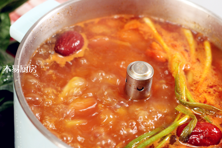 自制番茄小火锅,红亮素汤底一点都不辣,涮肉涮菜鲜美汤底都能喝