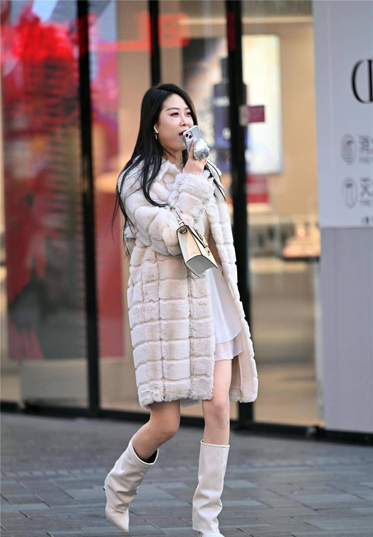 冬季里的尖头细跟长靴,精致简约,也衬托出时尚的款式_美女_效果_黑色