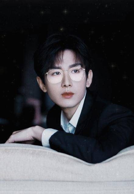 秒变霸道总裁!这样的成毅你见过吗?_卫衣_西装_眼镜