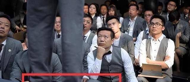 今年2月份,有网友在澳大利亚墨尔本偶遇了马云,他穿着蓝色的t恤,脚上