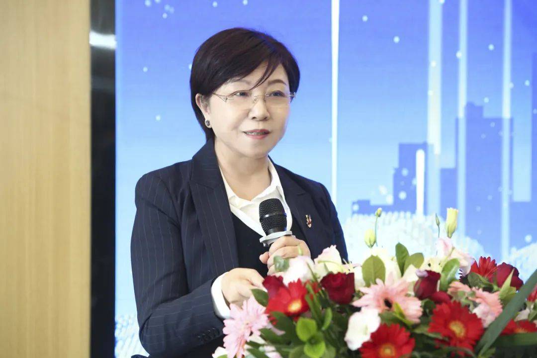 向辛勤耕耘,勇于奉献的全体海利尔家人
