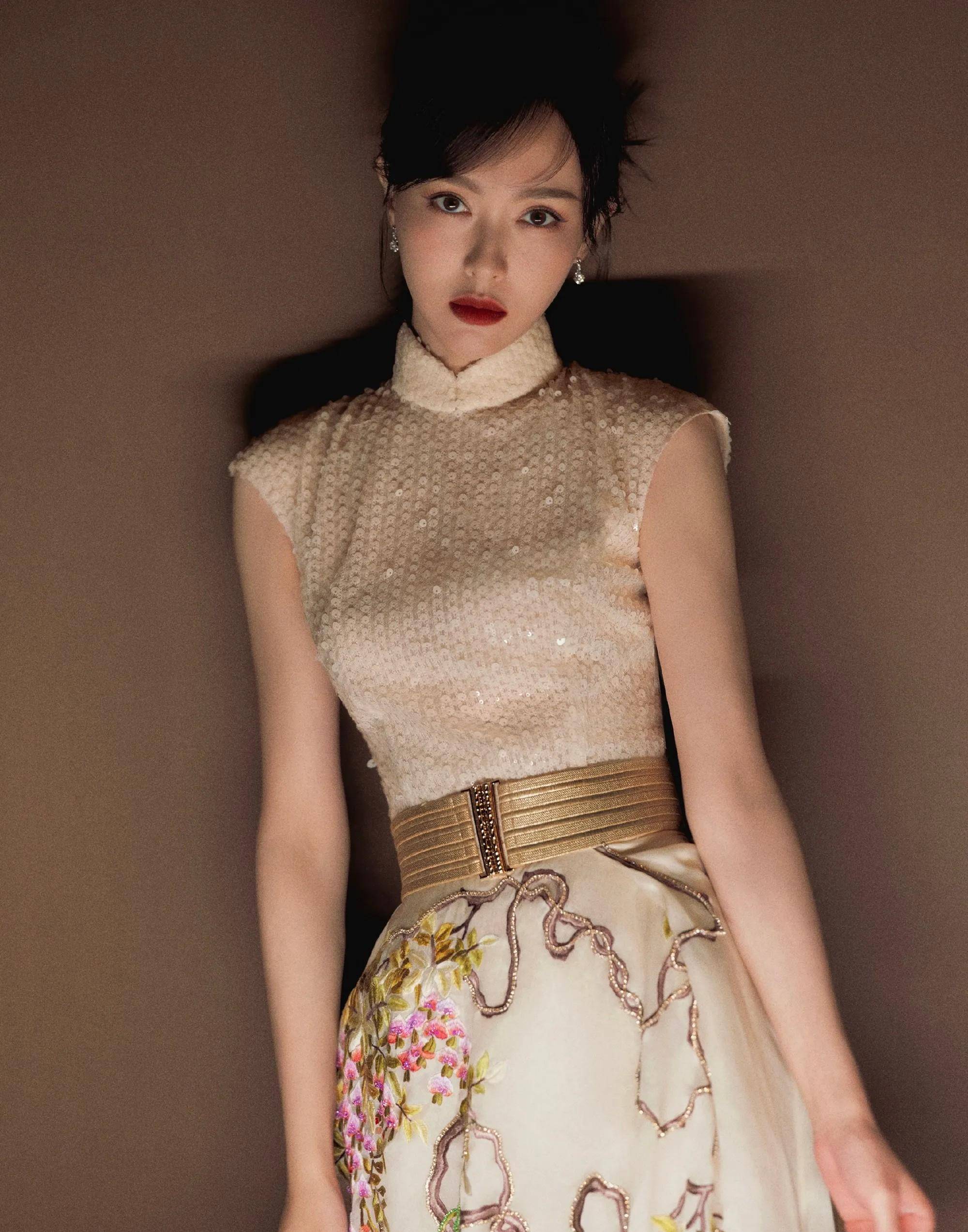 唐嫣繁花之外更幸福甜美,粉白色亮片上衣搭刺绣半身裙,美神降临_裙子