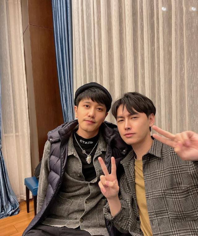 彭冠英《薄冰》路透不断,风格变化不小,189cm的他现实中长这样_剧中