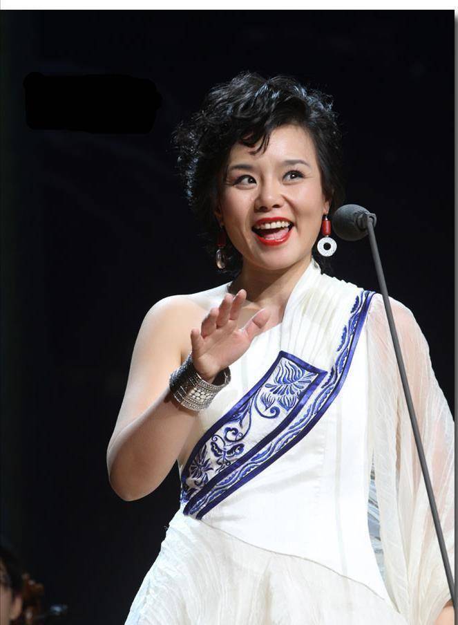 在本次比赛中,现在著名的歌手老师龚琳娜和谭晶也展现了自己的才华.