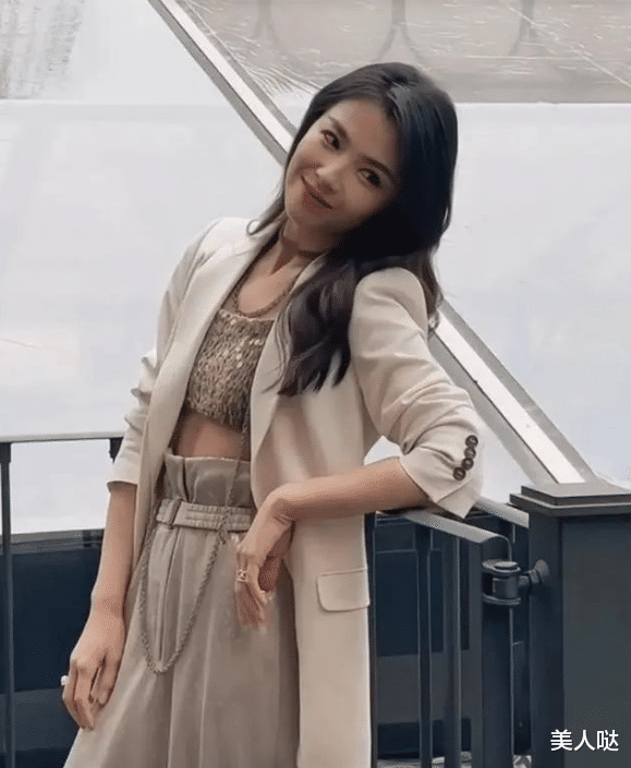 45岁刘涛绝美出境,大胆抹胸秀身姿,造型惊艳国际!_颜色_魅力_服装