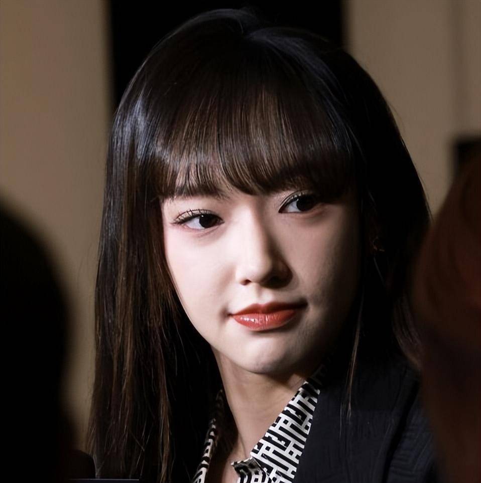 程潇大胆尝试黑灰搭配,短裤秀出大长腿,网友直呼太惊艳!