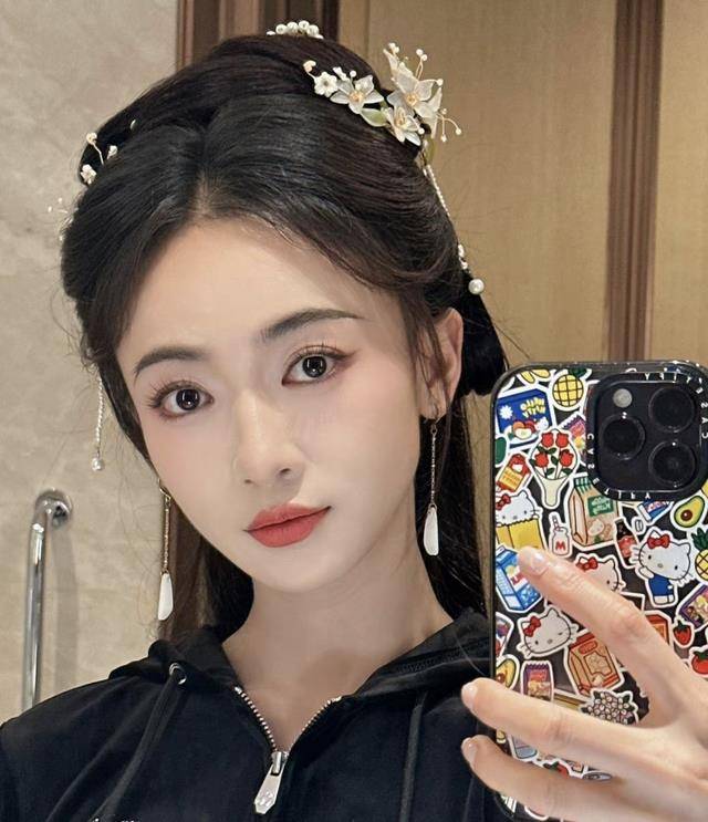 欢娱影视被骂倒闭,吴谨言已然出局,白鹿一年三爆也压不过某人_许凯