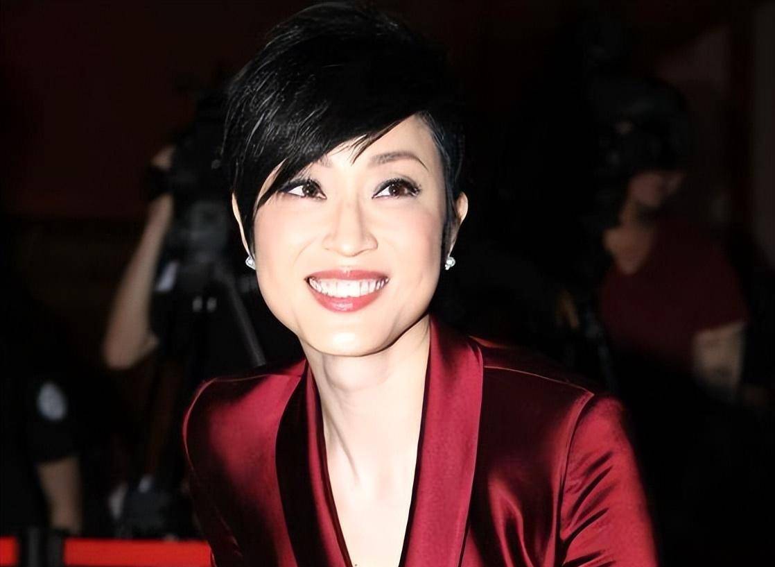 陈法蓉带老父亲亨受度假,穿蕾丝吊带衫配阔腿裤,同框像两爷孙_生活
