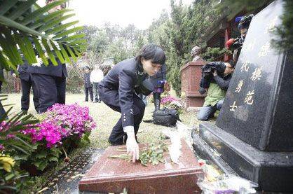 路過的市民於葆林和張定華等人見狀,迅速上前合力將其制服並奪回被搶