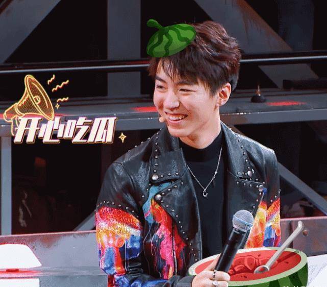 王俊凯越来越"娘"了,端碗时的"手势"引热议,女生都自愧不如_举动_音乐