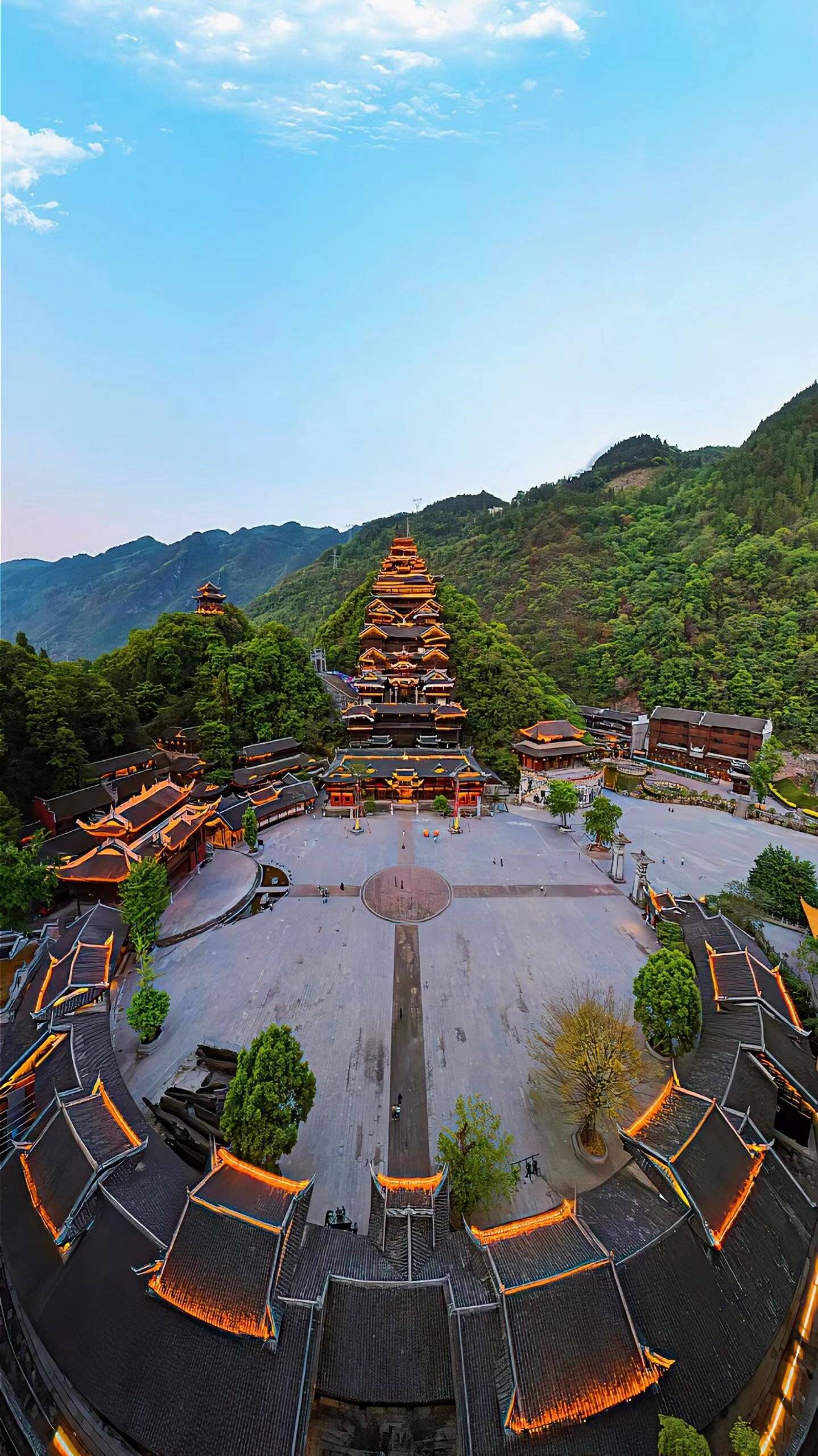 上午:游览世界最大苗族古建筑群——蚩尤九黎城:九道门,九黎宫