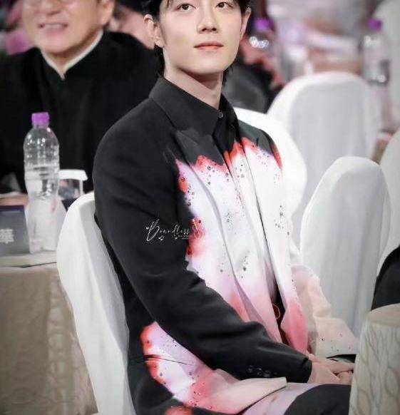 原创大湾区晚会后台:肖战被冷落,李现关晓彤无交流,王一博行色匆匆