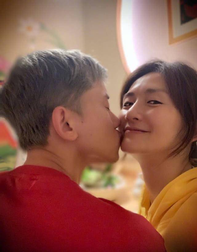 张杰晒夫妻合照庆谢娜38岁生日,亲吻爱妻脸颊高调示爱超级甜_送祝福