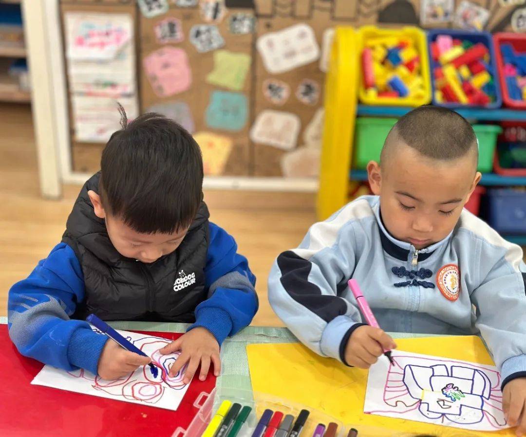 藝術語言盡情地繪製著他們對幼兒園美好的祝願做出了一串串美麗的掛飾