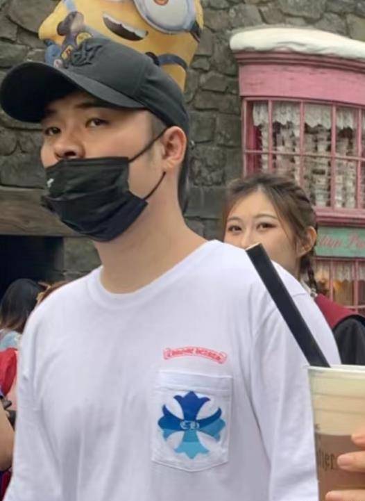 陈赫一家4口被偶遇,39岁张子萱年轻漂亮,3岁小女儿热情乖巧!