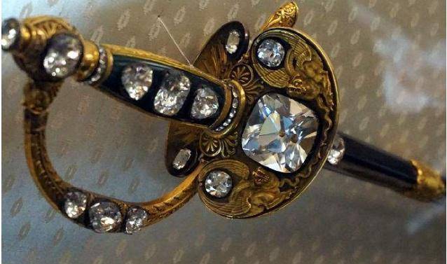 全球排行前四的帝王佩剑,其中一把来自外星,一把会"滴血认主"_宝剑