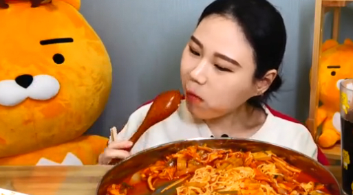 可以看得出这位美女大胃王表情没有任何的压力,很轻松面带微笑.