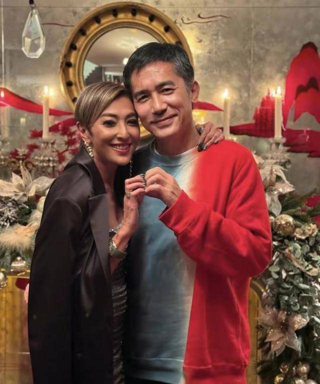 刘嘉玲在豪宅宴请大咖,闺蜜把她当空气,与梁朝伟贴脸比心抽雪茄_派对