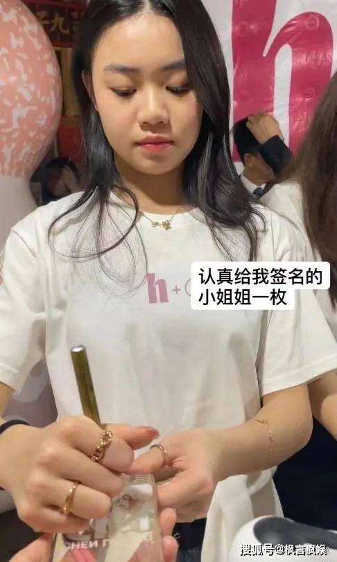 私下傲慢对粉丝不屑,合影表情冷漠不耐烦_活动_网友_一家